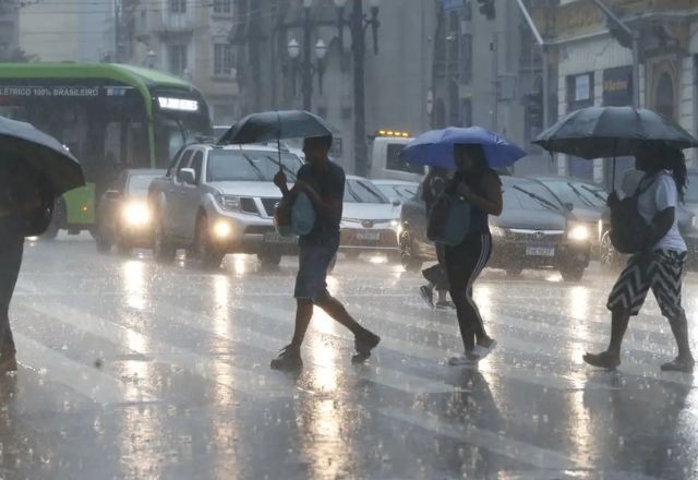 Imagem da noticia Inmet emite alerta laranja para chuvas intensas em 14 estados e no DF