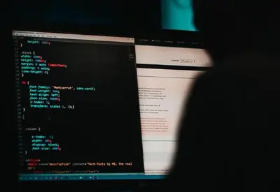 Polícia Civil prende hackers que apagavam mandados de prisão para facção no RJ Polícia Civil prende hackers que apagavam mandados de prisão para facção no RJ