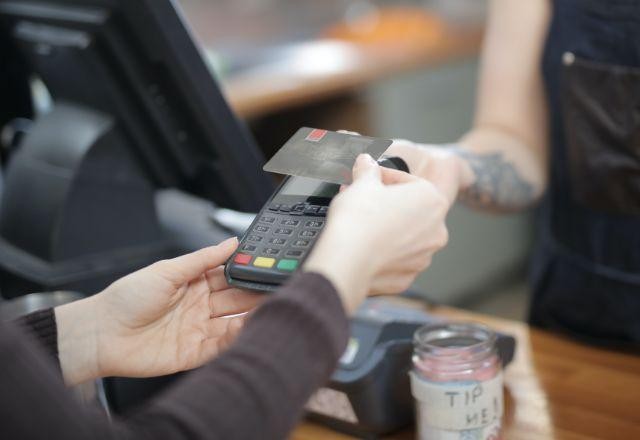 Imagem da noticia Taxa de juros do rotativo do cartão de crédito chega a 438,42% e alcança maior patamar do ano