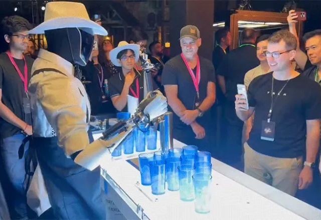 Imagem da noticia Robô da Tesla que serve bebida "confessa" que foi controlado por um humano