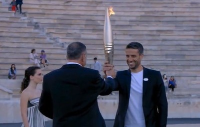 Franceses recebem tocha olímpica em Atenas, na Grécia