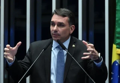 Flávio Bolsonaro defende governo "enxuto" e retomada de privatizações para modernizar o Estado Flávio Bolsonaro defende governo "enxuto" e retomada de privatizações para modernizar o Estado