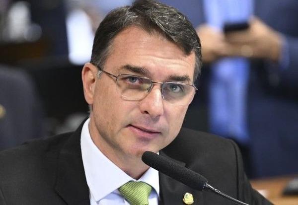 Imagem da notícia: Em busca do voto evangélico, Flávio Bolsonaro vai a culto com Magno Malta