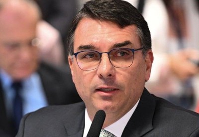 Flávio Bolsonaro participa de evento do Vox, partido conservador da Espanha, durante viagem ao Chile Flávio Bolsonaro participa de evento do Vox, partido conservador da Espanha, durante viagem ao Chile