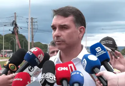 "Só abro mão se for pra Jair Bolsonaro", diz Flávio sobre pré-candidatura à Presidência em 2026 "Só abro mão se for pra Jair Bolsonaro", diz Flávio sobre pré-candidatura à Presidência em 2026