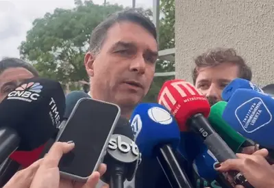 Bolsonaro insiste em defesa e pergunta "o que eu fiz para estar aqui?", diz Flávio Bolsonaro insiste em defesa e pergunta "o que eu fiz para estar aqui?", diz Flávio