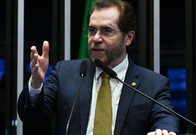 Imagem da noticia PGR arquiva denúncia contra senador Plínio Valério, que falou em enforcar Marina Silva