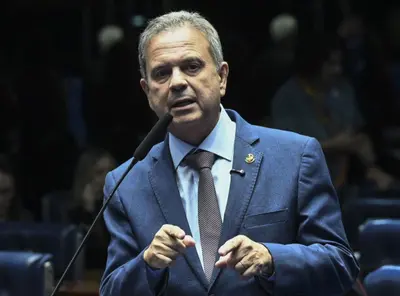 Marinho diz que Bolsonaro está "animado" com Flávio e "tranquilo" sobre possível expulsão das Forças Armadas Marinho diz que Bolsonaro está "animado" com Flávio e "tranquilo" sobre possível expulsão das Forças Armadas