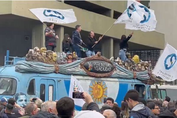 Imagem da noticia Pela terceira vez no governo Milei, sindicalismo promete parar Argentina