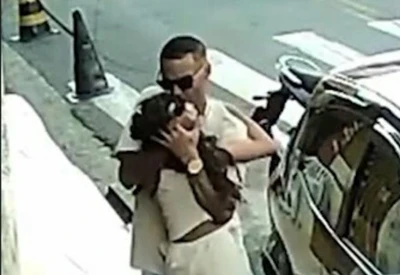 Vídeo: pai abraça filha que se livrou por centímetros de atropelamento que matou irmãos em Diadema (SP) Vídeo: pai abraça filha que se livrou por centímetros de atropelamento que matou irmãos em Diadema (SP)