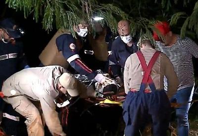 Vítima de "tribunal do crime" se finge de morto e sobrevive à execução Vítima de "tribunal do crime" se finge de morto e sobrevive à execução