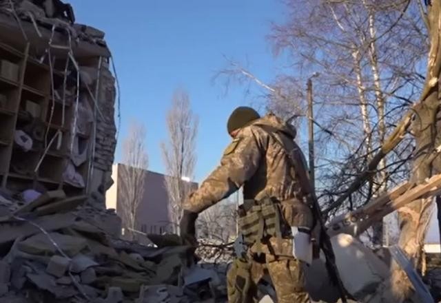 Imagem da noticia Rússia bombardeia escola com 400 pessoas abrigadas