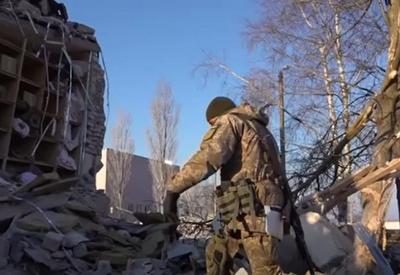 Rússia bombardeia escola com 400 pessoas abrigadas Rússia bombardeia escola com 400 pessoas abrigadas