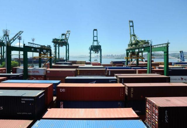 Imagem da noticia Balança comercial brasileira tem recorde de exportações em julho, mas fecha no menor superávit em 3 anos