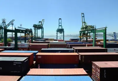 Brasil tem déficit de US$ 6,03 bi nas transações em março, diz BC Brasil tem déficit de US$ 6,03 bi nas transações em março, diz BC