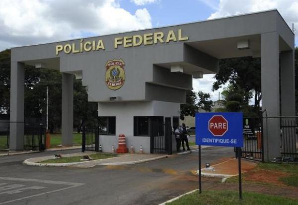 Imagem da notícia: PF decide devolver credenciais a agente americano