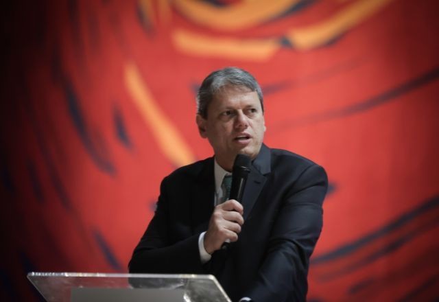 Imagem da noticia "Tem que tirar o marginal, o vagabundo das ruas", diz Tarcísio em evento com policiais