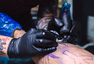 Tinta de tatuagem pode reduzir eficácia da vacina da Covid, aponta estudo Tinta de tatuagem pode reduzir eficácia da vacina da Covid, aponta estudo