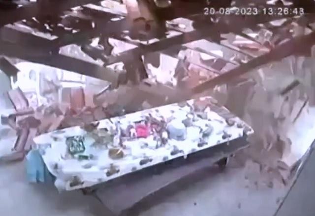 Imagem da noticia Flagra: árvore cai e teto desaba durante almoço de família