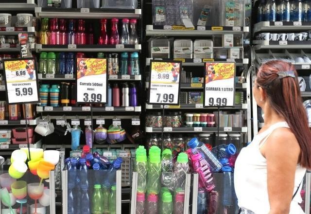 Imagem da noticia Impulsionada pela piora no crédito, intenção de consumo cai 0,3% em setembro