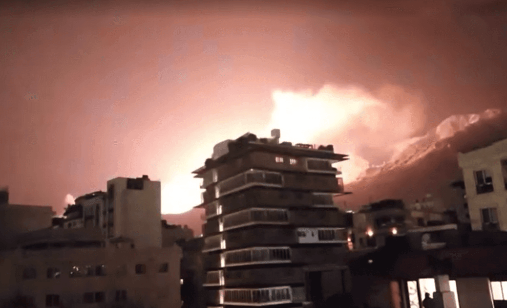 Imagem da noticia EUA e Israel atacam Teerã após Irã abater aviões americanos; piloto segue desaparecido