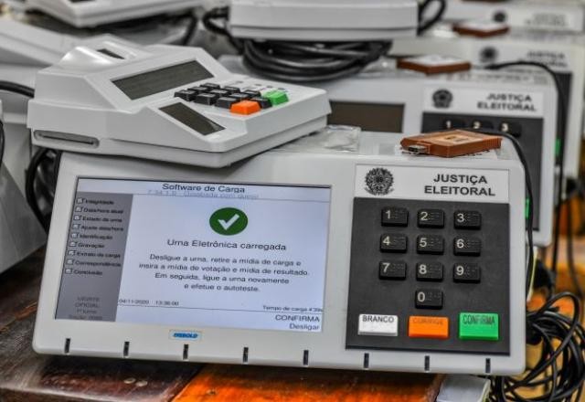 Imagem da noticia Teste de urna eletrônica começa com desconfiança por parte do Exército