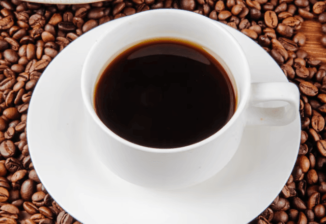 Imagem da noticia Tomar café de manhã pode diminuir o risco de morte por doenças cardiovasculares, diz estudo