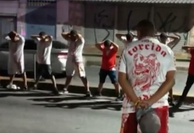 Imagem da noticia GO: policiais obrigam torcedores a cantar hino do clube rival