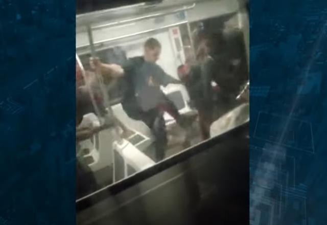 Imagem da noticia Torcedores de organizadas do Flamengo brigam entre si dentro de trem