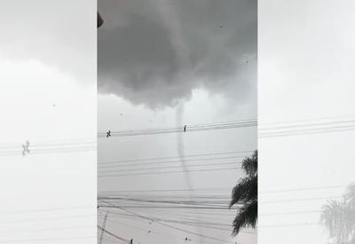 Tornado atinge São José dos Pinhais, no Paraná, e causa estragos; veja Tornado atinge São José dos Pinhais, no Paraná, e causa estragos; veja