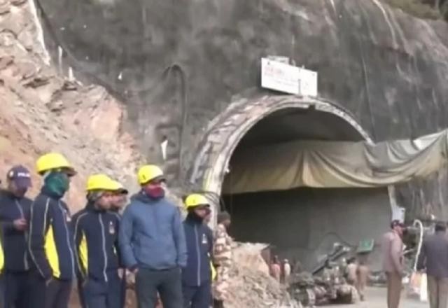 Imagem da noticia Exército indiano envia máquinas para resgatar trabalhadores que estão presos em túnel há 14 dias