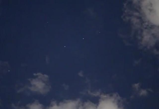 Imagem da noticia Fotógrafo registra satélites da SpaceX no céu de Brasília; assista
