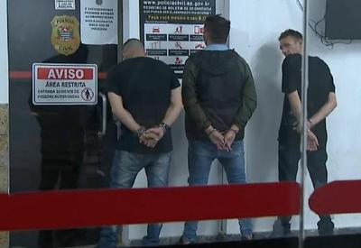 Quatro são presos com material de tortura ao tentar invadir casa Quatro são presos com material de tortura ao tentar invadir casa