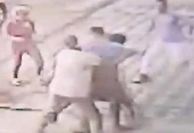 Após espancar ex-esposa, homem é imobilizado e morre ao passar mal Após espancar ex-esposa, homem é imobilizado e morre ao passar mal