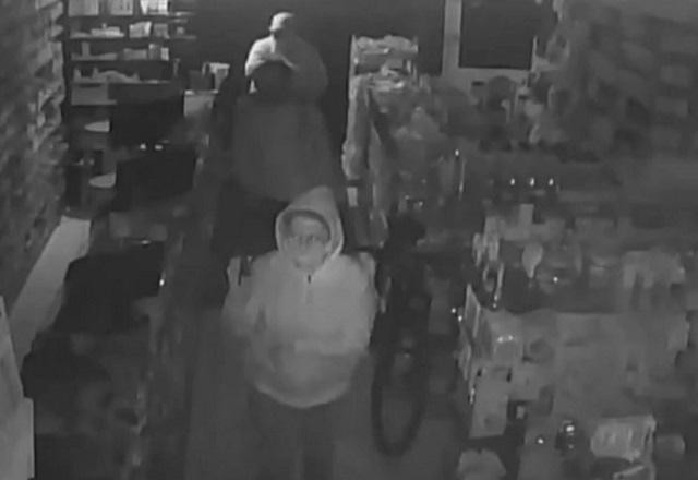 Imagem da noticia Trio de idosos é flagrado roubando farmácia na zona norte do Rio