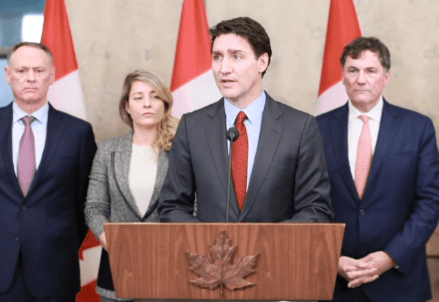 Imagem da noticia Canadá anuncia tarifas de 25% sobre produtos dos EUA em resposta a Trump