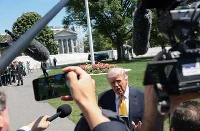 Trump chama repórter de “burra” durante entrevista na Casa Branca Trump chama repórter de “burra” durante entrevista na Casa Branca