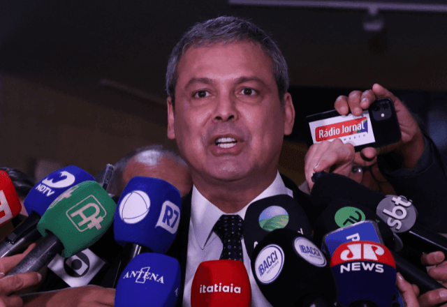 Imagem da noticia "Renúncia não apaga fatos nem crimes de Zambelli", diz líder do PT na Câmara