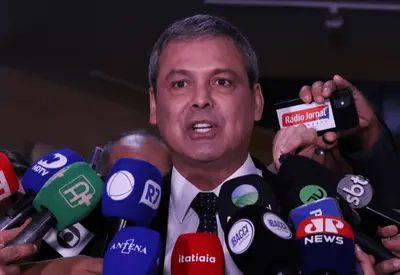 "Renúncia não apaga fatos nem crimes de Zambelli", diz líder do PT na Câmara "Renúncia não apaga fatos nem crimes de Zambelli", diz líder do PT na Câmara