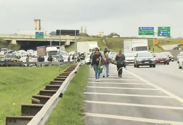 Imagem da noticia Governadores ordenam que PM atue para desobstruir rodovias bloqueadas