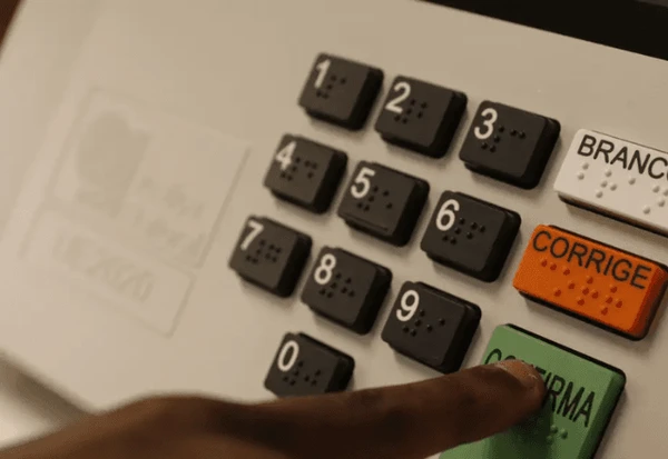 Trump afirma que EUA vão atacar usinas de energia e pontes do Irã na terça (7) caso Ormuz não seja reaberto Trump afirma que EUA vão atacar usinas de energia e pontes do Irã na terça (7) caso Ormuz não seja reaberto