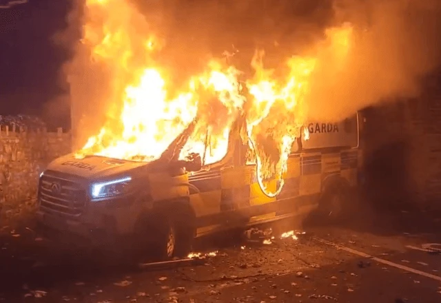 Imagem da noticia Manifestantes anti-imigração entram em confronto com a polícia e incendeiam viatura em Dublin