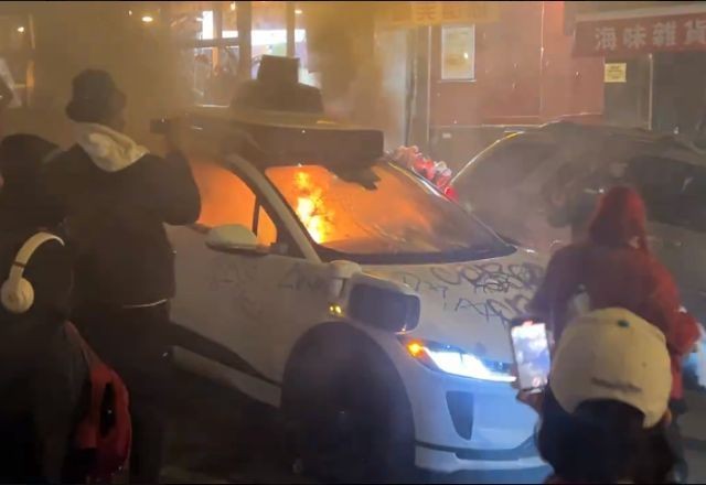 Imagem da noticia Carro sem motorista do Google é incendiado por multidão nos Estados Unidos