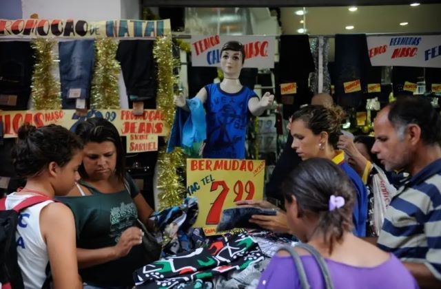 Imagem da noticia Vendas no varejo caem 1,3% em dezembro e fecham 2023 com alta de 1,7%, diz IBGE