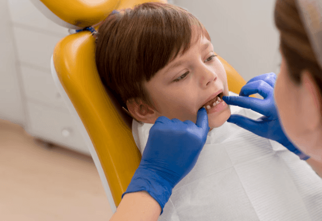 Imagem da noticia Como cuidar da saúde bucal do seu filho? Quais alimentos são os "vilões" dos dentes? Entenda