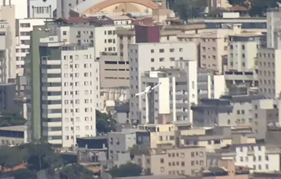 Veja momento em que avião cai e bate em prédio em Belo Horizonte Veja momento em que avião cai e bate em prédio em Belo Horizonte