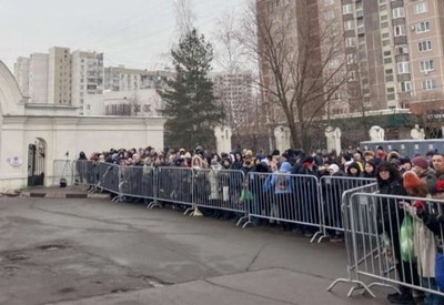 Alexei Navalny é enterrado em Moscou com milhares de pessoas sob escolta policial