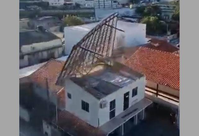 Imagem da noticia Vídeo: vento arranca telhado de casa em Santa Catarina