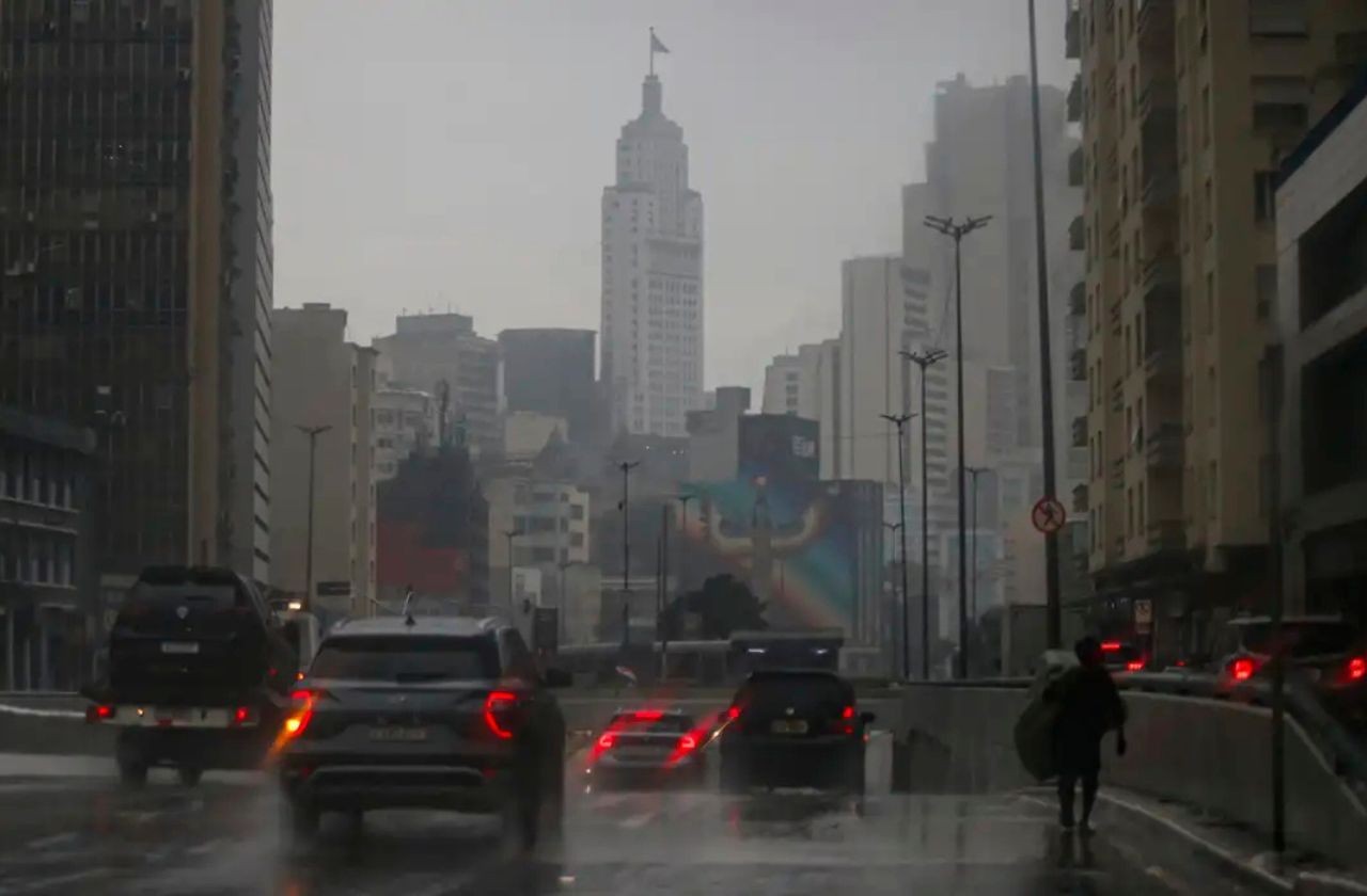 Imagem da noticia Ventania em SP afeta voos, fecha parques e prejudica abastecimento de água