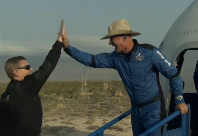 Imagem da noticia Ex-CEO da Amazon, Jeff Bezos, faz viagem ao espaço; reveja os melhores momentos